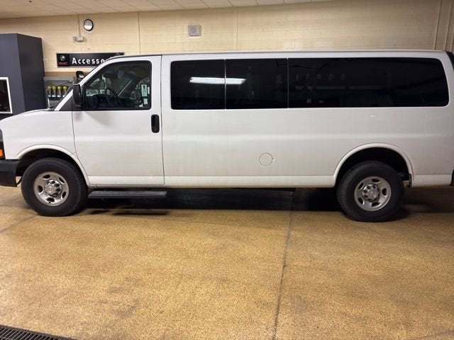2022 Chevrolet Express Passenger 3500 1LS