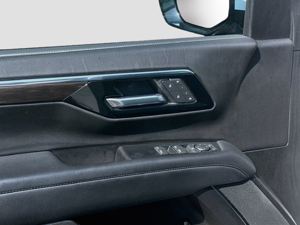 2025 Chevrolet Suburban LT