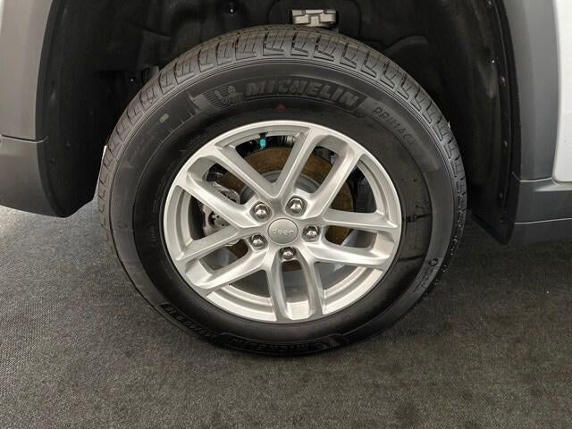 2023 Jeep Grand Cherokee Laredo 4x2