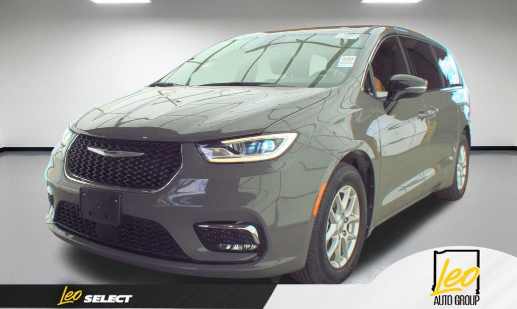 2025 Chrysler Pacifica Select's photo